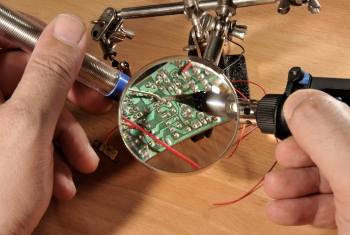 третья рука для пайки с лупой