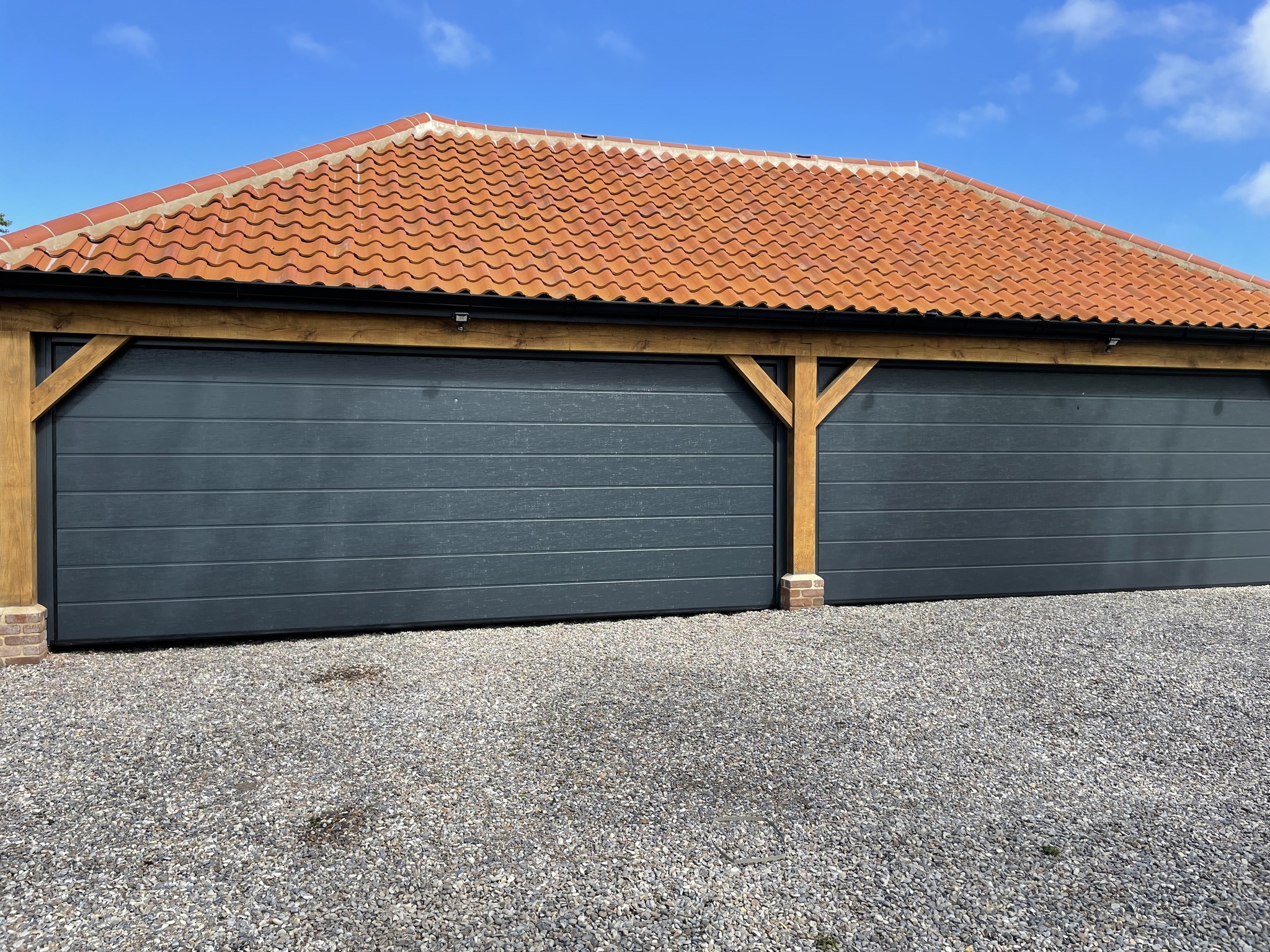 Як працює механізм секційних воріт: просто про складне